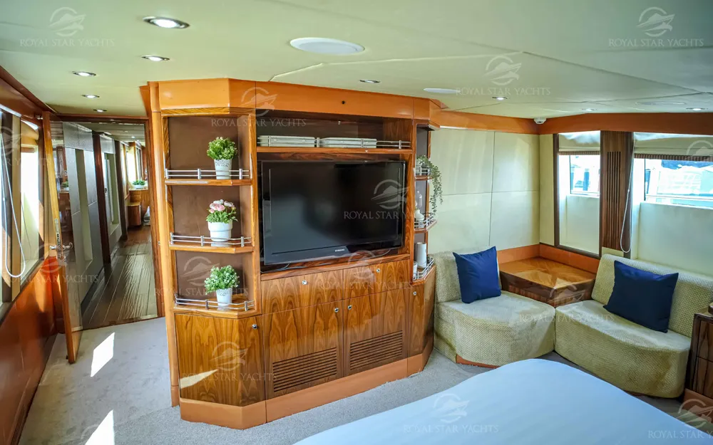 Bedroom with TV and lounge chairs in 101 FT Majesty yacht